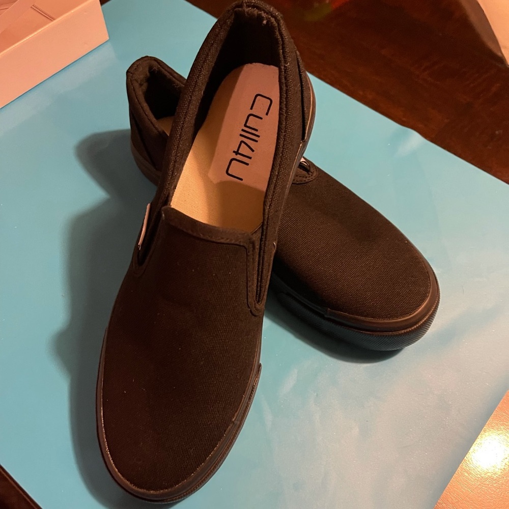 Slip on shoes-cull4u ***NWT***